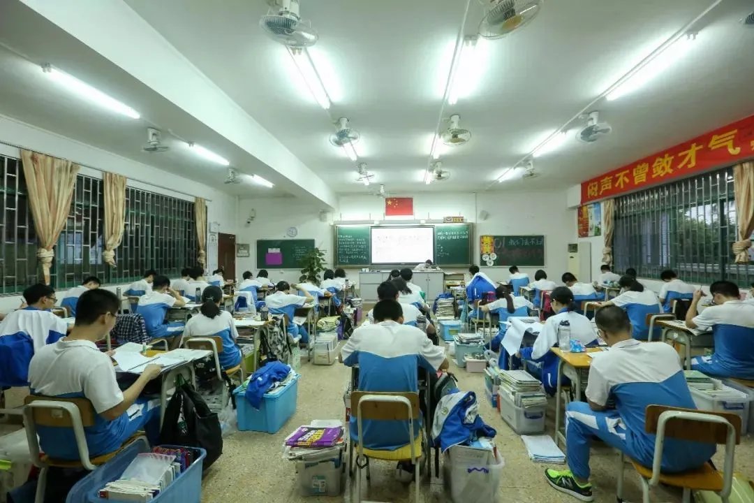 湛江一考生伪造清华录取通知书，是否该负法律责任？