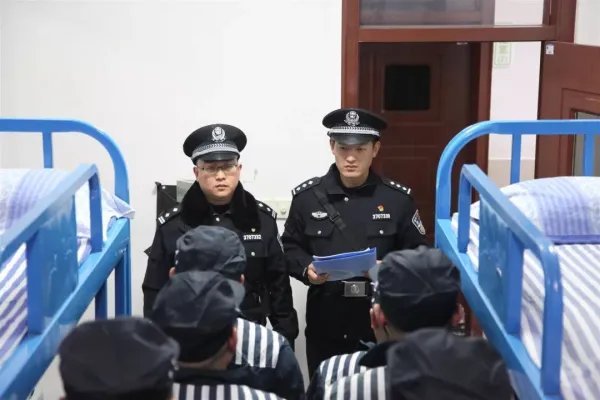吉林一罪犯利用收工时间强行脱逃,罪犯的这一行为会给自己带来哪些影响?