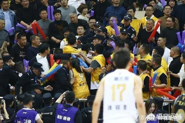季后赛广厦无缘四强,比赛中球迷突然爆发冲突,打架者被带离球场,当时发生了什么?