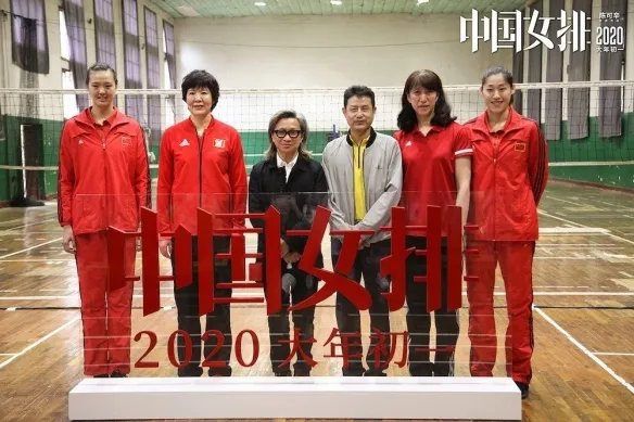 巩俐探班中国女排训练!为演好教练郎平认真做笔记