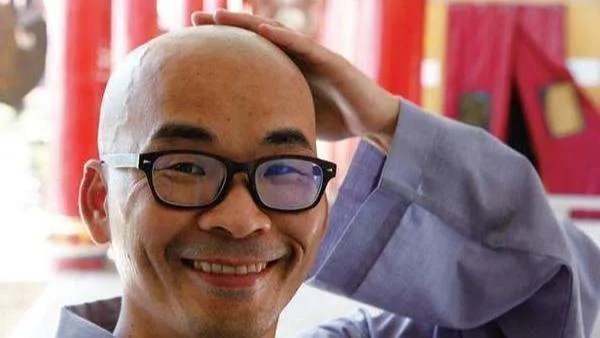 中国首个“剃度出家”的富豪老总,隐居深山11年,家人拒绝相认,为何?