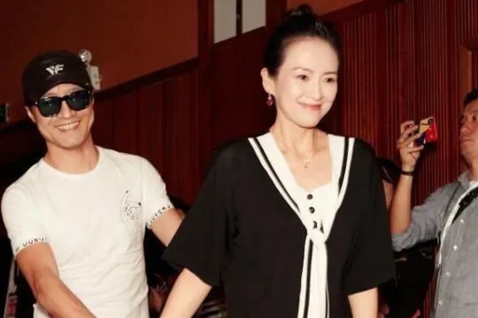 章子怡晒一家五口合照,她们的状态如何?