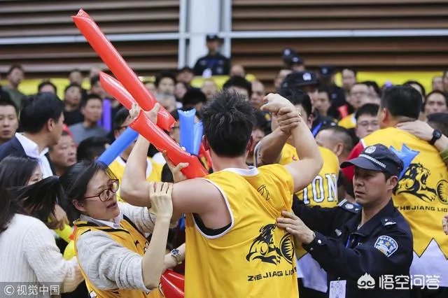 季后赛广厦无缘四强,比赛中球迷突然爆发冲突,打架者被带离球场,当时发生了什么?