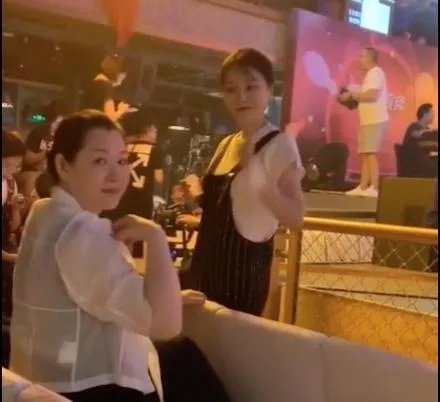 赵本山网红女儿高调曝光妈妈捧场,儿子为何却几乎从不抛头露面?