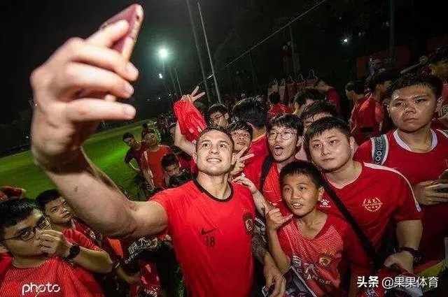 艾克森打进两个进球都与韦世豪有关，韦世豪是不是已成艾克森最好搭档？之后能在首发吗？