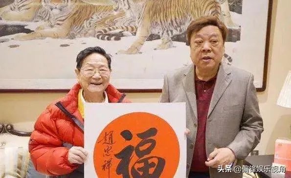 有些人在赵忠祥刚刚病逝的时候,大肆炒作他的字您怎么看?