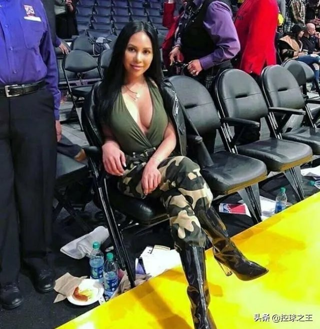美媒爆出库兹马与前女友复合,并且坐在了斯台普斯场边,而球迷直呼太火辣,你怎么看?