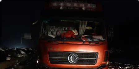 货车撞护栏横挡道引发连环车祸有无人员伤亡？