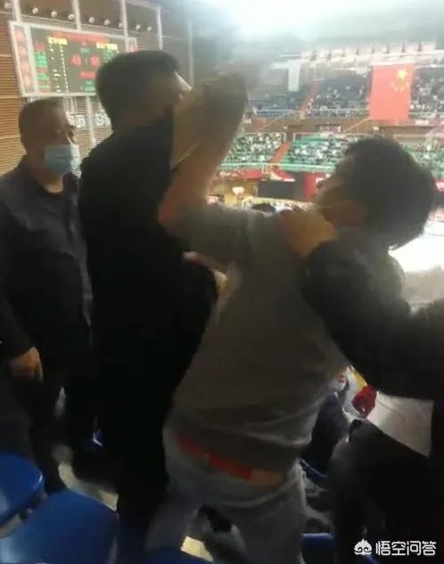 季后赛广厦无缘四强,比赛中球迷突然爆发冲突,打架者被带离球场,当时发生了什么?