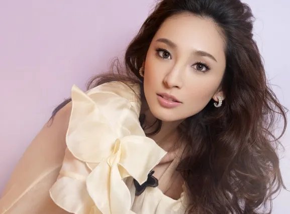 吴佩慈为嫁豪门6年连生4胎,为何41岁依然未婚 ?