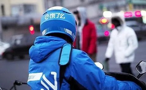 骑手出车祸躺地打电话求顾客谅解,你如何看待他的职业素养?