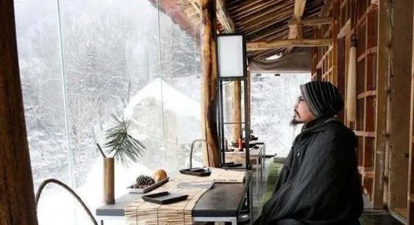 中国首个“剃度出家”的富豪老总,隐居深山11年,家人拒绝相认,为何?