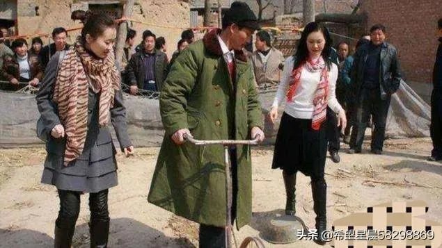 如何看待大衣哥朱之文家门被村民踹开?