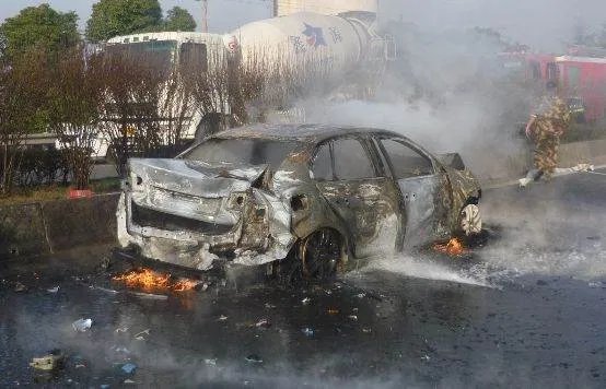 哈尔滨一轿车坠沟起火烧成空架，现场有无造成人员伤亡？