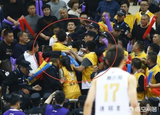 季后赛广厦无缘四强,比赛中球迷突然爆发冲突,打架者被带离球场,当时发生了什么?