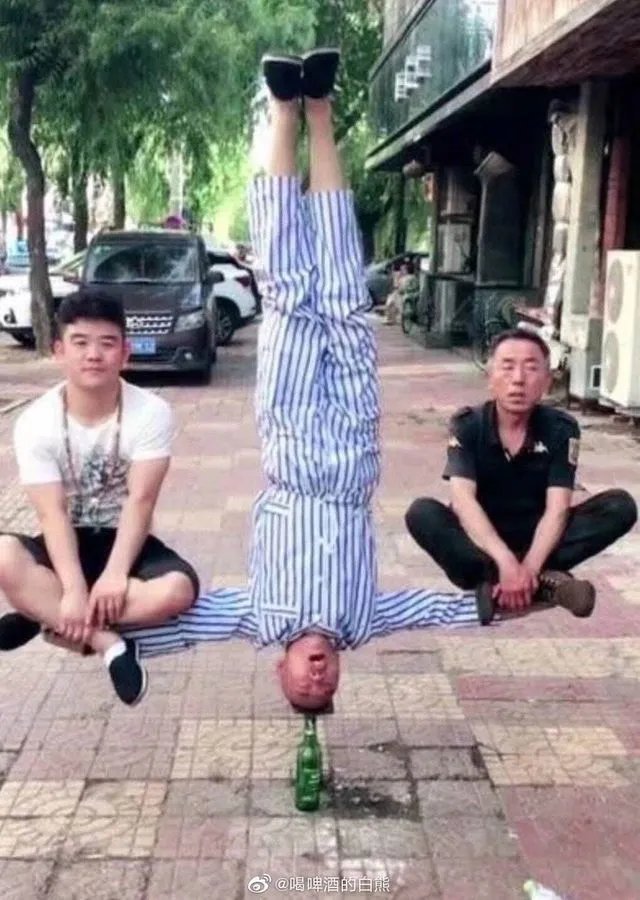 昨天“立扫把”,今天倒立上厕所?沙雕网友的脑洞有多大!