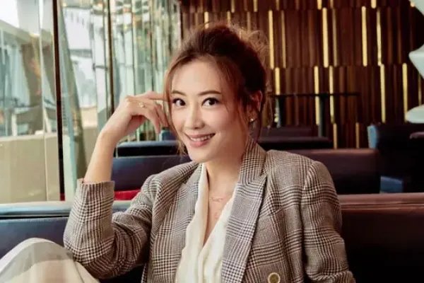 应采儿晒出和两个儿子的合影,Jasper与妈妈十指紧扣,家庭氛围如何?