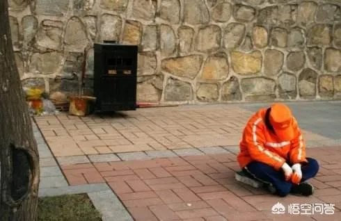 如何看待河南邓州一名保洁大妈被一群统一着装年轻女子围着殴打,并宣称见一次打一次?
