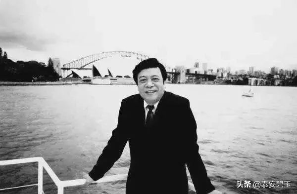 有些人在赵忠祥刚刚病逝的时候,大肆炒作他的字您怎么看?