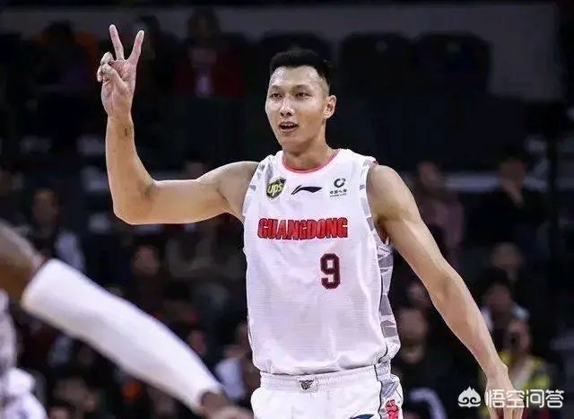 刘冠岑误伤易建联,不仅不道歉反倒回应做事不是做秀做好自己,请球迷思考,你怎么看?