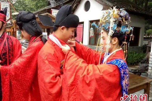 70对情侣双十一办婚礼 打破世界纪录这狗粮我服