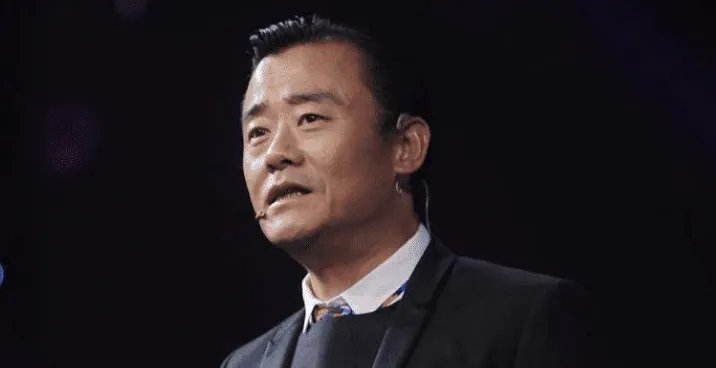 贬低郭德纲太俗，骂徐峥是头猪，枪毒案后销声匿迹的周立波，如今怎么样了？