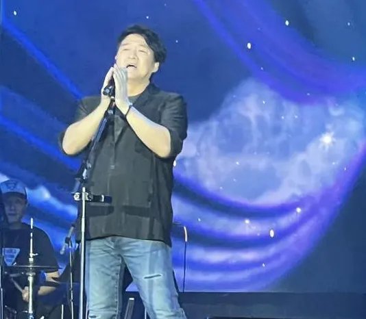周华健美国开演唱会太憔悴,混血儿子比爸爸更显老,颜值如何?