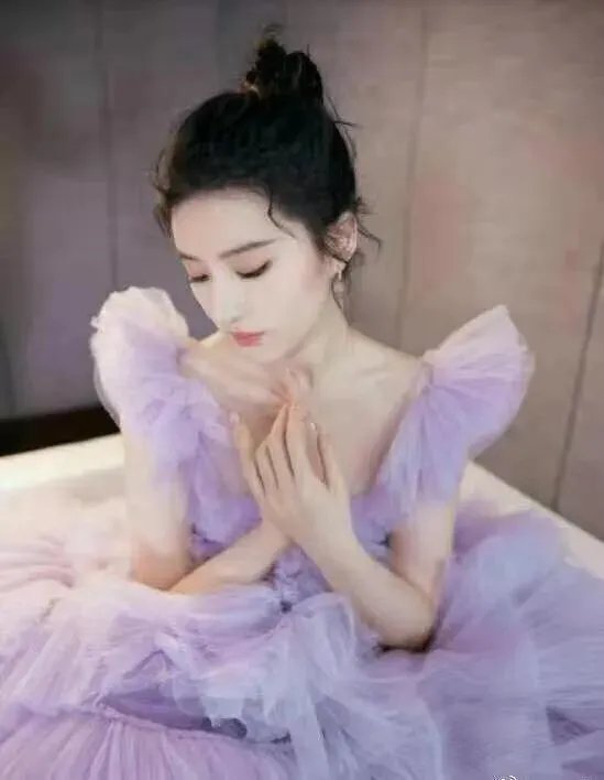 刘亦菲居然瘦出了排骨胸，身材傲人的天仙事业还有高光时刻吗？