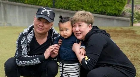 郭德纲小儿子豪宅内开车,脸颊圆润手戴大金镯,指挥他人少爷派足,怎么看?