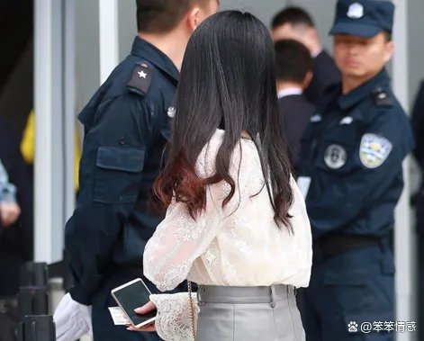 美女必备的蕾丝衫配半身裙,简约清爽又显瘦,你会借鉴这样的穿搭风格吗?