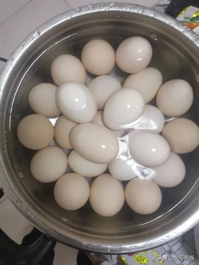 鸡蛋黄是苦的，是不是加了染色剂的假土鸡蛋？