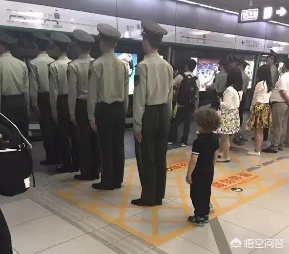 军人坐火车被埋怨不让座,网友怒怼乘客:别给群众丢人,这件事情你怎么看?