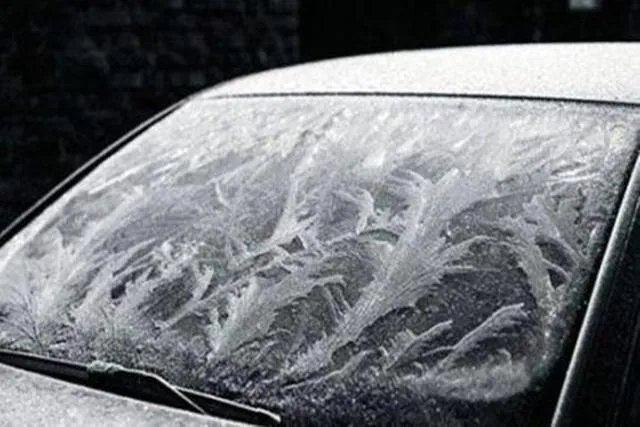 堵车库门不留电话被泼水成“冰车”,这是否是罪有应得?