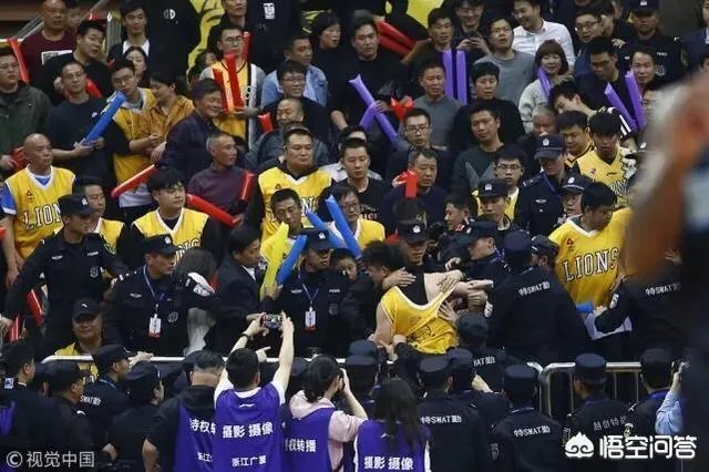 季后赛广厦无缘四强,比赛中球迷突然爆发冲突,打架者被带离球场,当时发生了什么?