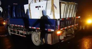 货车撞护栏横挡道引发连环车祸有无人员伤亡?