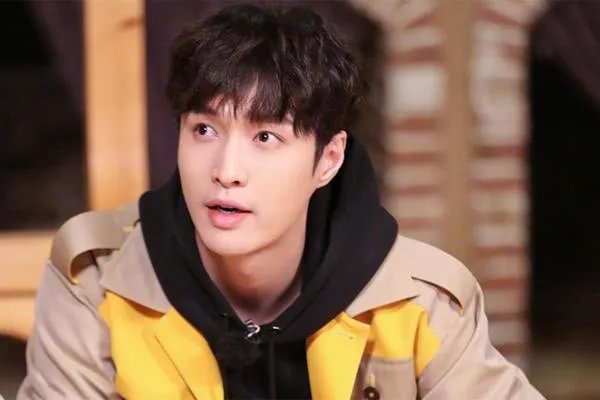 张艺兴泳池大片湿发撩人，你觉得男艺人保持身材是应该的吗？