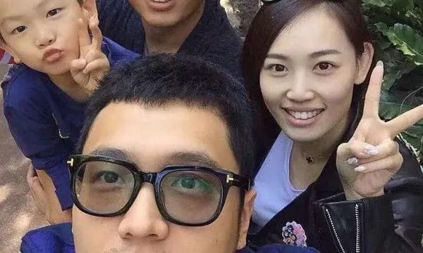 马蓉携女全身名牌现身机场,离婚后的她为何出售如此阔气?