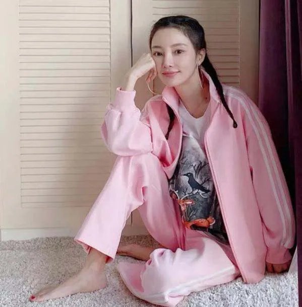 李小璐爆照秀身材,墙根却P变形,腿形与未修图对比差距大,你怎么看?