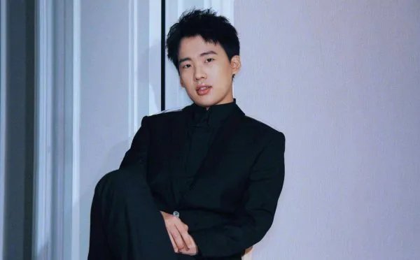 为什么郭麒麟现在登上了这么多的综艺,背后到底有谁在为其撑腰?