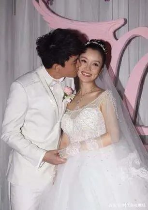 李小璐贾乃亮为何离婚?背后有什么不为人知的秘密?