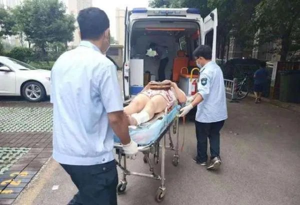 济南一女子公司内上厕所马桶爆裂,碎片划伤女子腿部,后来怎样?
