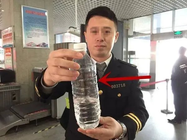 乘坐飞机过安检禁止带液体,为什么机场超市中可以买到?