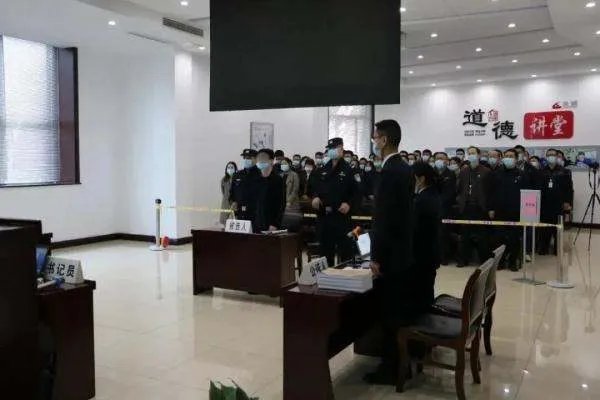 河北一妻子举报丈夫收回扣,从法律层面看,收回扣这种行为合法吗?