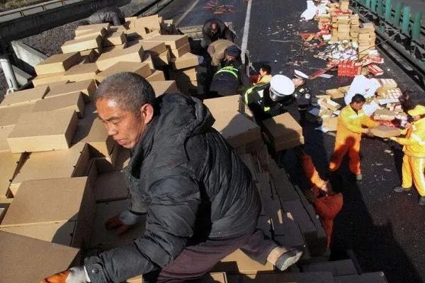 货车遇车祸7吨猪肉遭哄抢,这还要的回来吗?