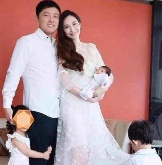吴佩慈为嫁豪门6年连生4胎,为何41岁依然未婚 ?