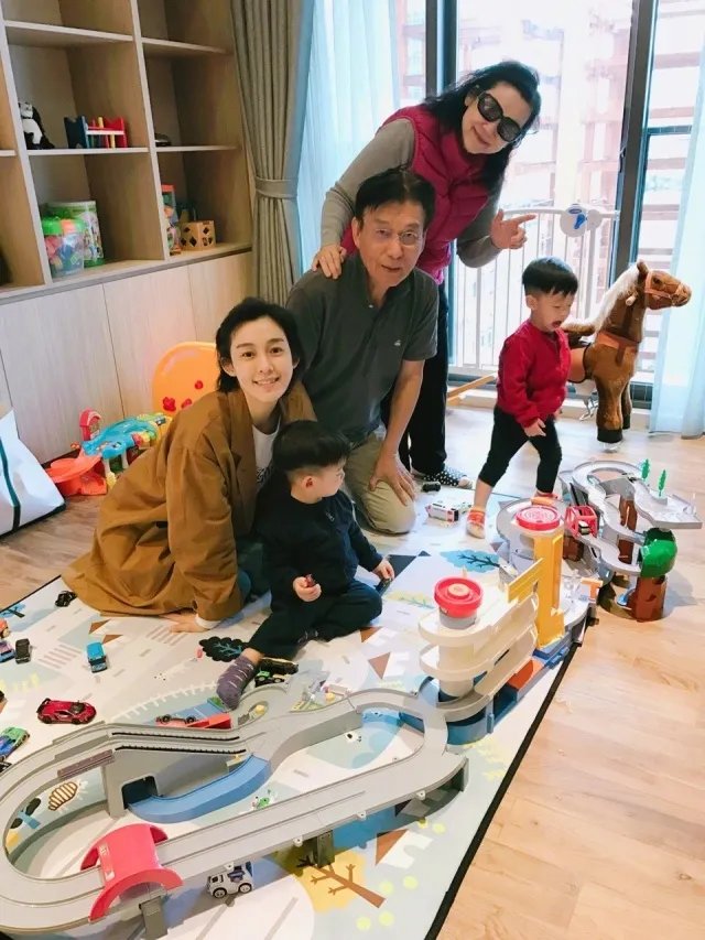 周杰伦气哭，同是养两孩为嘛范玮琪的豪宅还那么仙