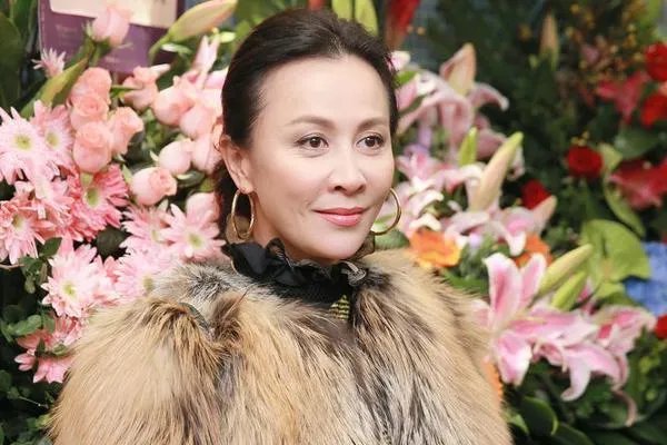 窦骁否认已经与何超莲结婚,如此相爱的两人为何不打算结婚呢?