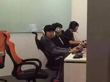 丁俊晖网吧玩游戏上热搜,娱乐圈有哪些喜欢“泡网吧”的艺人?