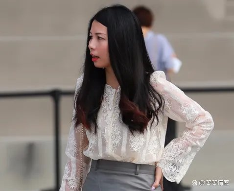 美女必备的蕾丝衫配半身裙,简约清爽又显瘦,你会借鉴这样的穿搭风格吗?