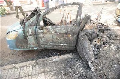 哈尔滨一轿车坠沟起火烧成空架,现场有无造成人员伤亡?